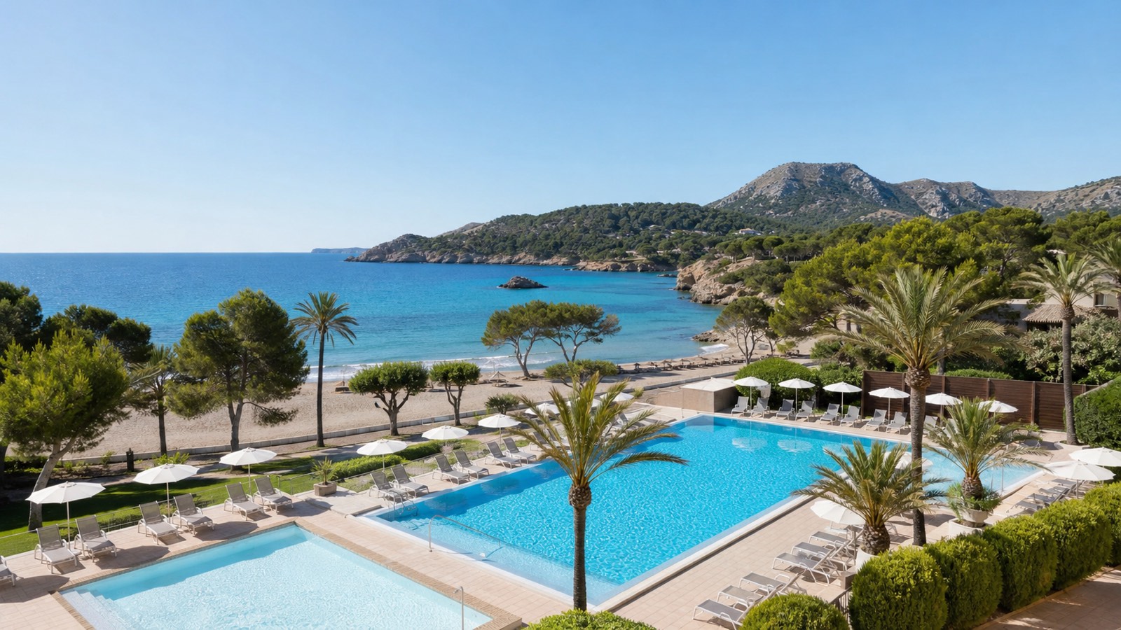 KI-Stimmungsbild für das Universal Hotel Castell Royal mit Außenpool, Kinderbecken, Palmen und direktem Übergang zum Strand von Canyamel