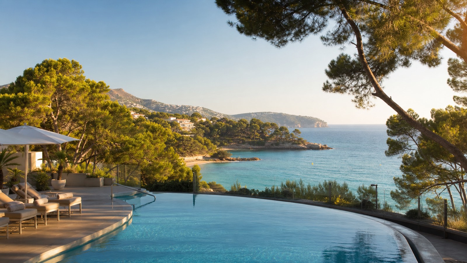 KI-Stimmungsbild für das Universal Hotel Lido Park & Spa mit Außenpool, Pinien, kleiner Bucht und Meerblick bei Peguera
