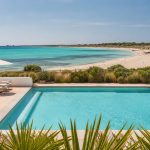 KI-generierte Pool- und Strandstimmung für das Universal Hotel Marqués in Colònia de Sant Jordi mit Blick auf Es Trenc