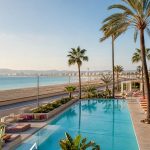 KI-generierte Pool- und Strandstimmung für das Universal Hotel Neptuno – Adults Only an der Playa de Palma mit Promenade und Palmen