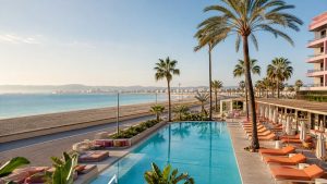 KI-generierte Pool- und Strandstimmung für das Universal Hotel Neptuno – Adults Only an der Playa de Palma mit Promenade und Palmen