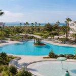 KI-generierte Pool- und Gartenstimmung für das VIVA Blue & Spa bei Playa de Muro mit Familienpool und mediterraner Anlage