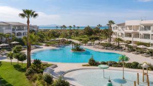 KI-generierte Pool- und Gartenstimmung für das VIVA Blue & Spa bei Playa de Muro mit Familienpool und mediterraner Anlage