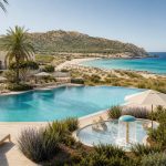 KI-generiertes Stimmungsbild einer Familienresort-Poollandschaft an der Cala Mesquida für den VIVA Cala Mesquida Resort und Spa Hotelcheck