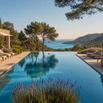 KI-generiertes Stimmungsbild eines ruhigen Adults-Only-Pools zwischen Pinien mit Blick auf Mallorcas Küste für das VIVA Cala Mesquida Suites & Spa