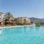 KI-generierte Poolstimmung für das VIVA Eden Lago in Port d’Alcúdia mit familienfreundlichem Splashbereich und Mallorca-Bergen