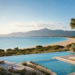 KI-generierte Pool- und Strandstimmung für das VIVA Golf 18+ in Port d’Alcúdia mit mediterranem Garten und Bucht von Alcúdia