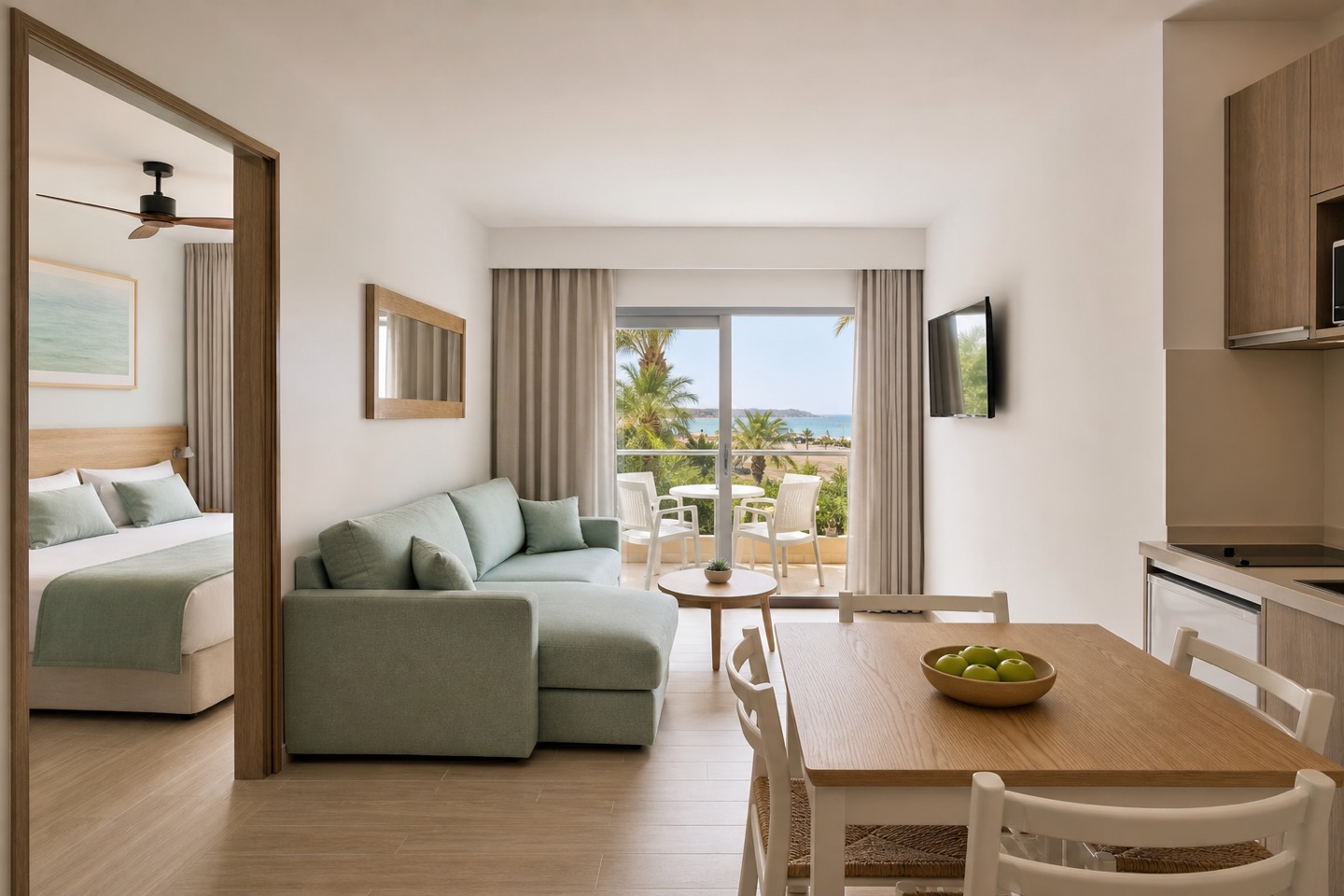 KI-generiertes Stimmungsbild eines hellen Familienapartments mit separatem Schlafzimmer, Küchenzeile und Balkon in Port d’Alcúdia für das VIVA Sunrise