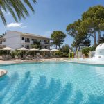 KI-generiertes Stimmungsbild eines familienfreundlichen Pools mit flachem Splash-Bereich und Wet Bubble in Port d’Alcúdia für das VIVA Sunrise