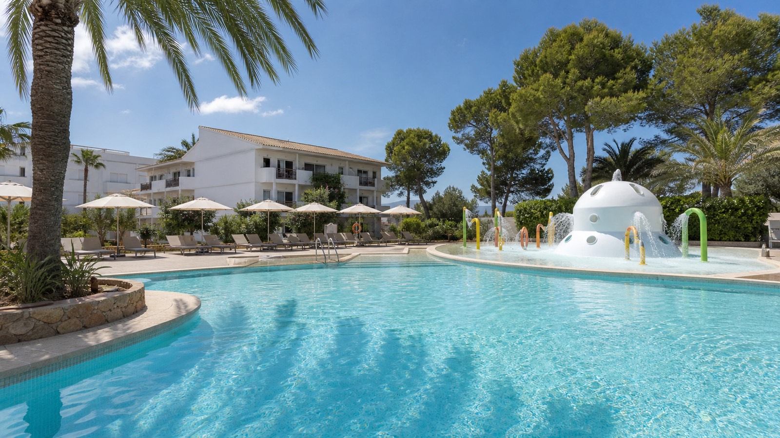 KI-generiertes Stimmungsbild eines familienfreundlichen Pools mit flachem Splash-Bereich und Wet Bubble in Port d’Alcúdia für das VIVA Sunrise