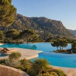 KI-generierte Poolstimmung für das Zafiro Palace Andratx in Camp de Mar mit mediterranen Gärten, Bergen und Meerblick