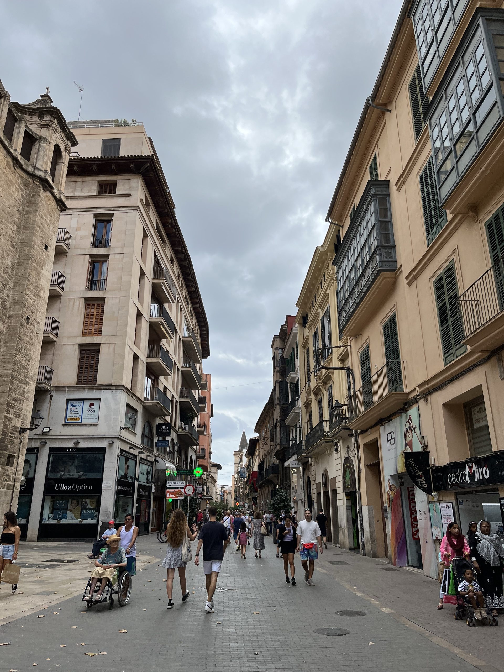Belebte Einkaufsstraße mit historischen Fassaden in Palma