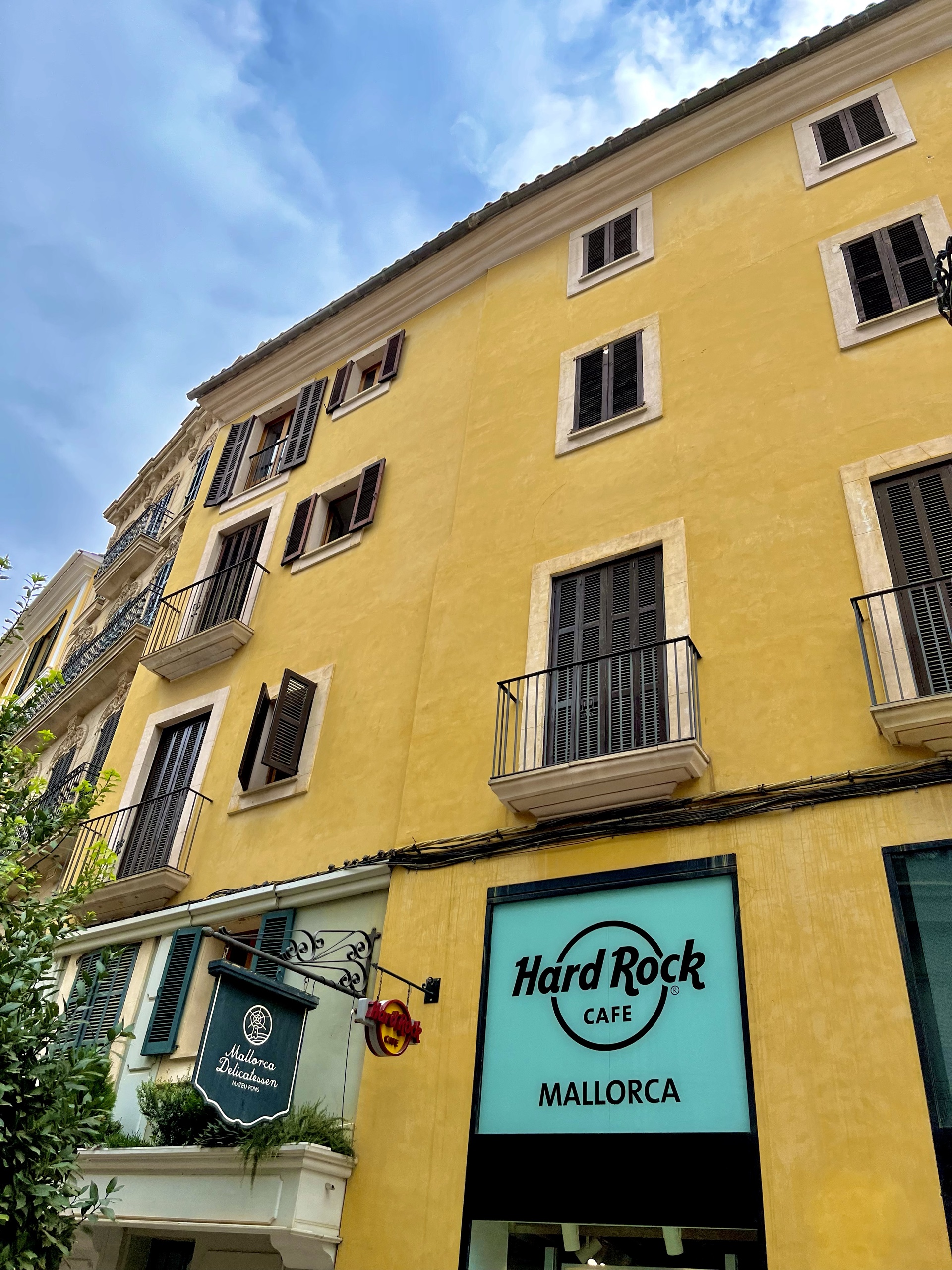 Gelbe Stadtfassade in Palma de Mallorca