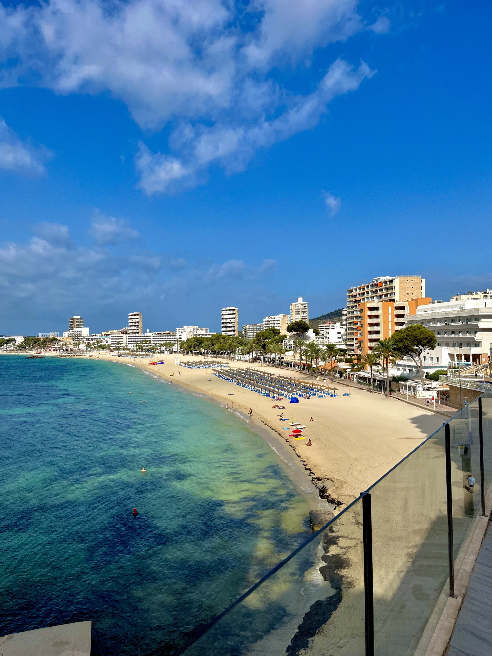 Türkisfarbene Bucht an einer Promenade auf Mallorca