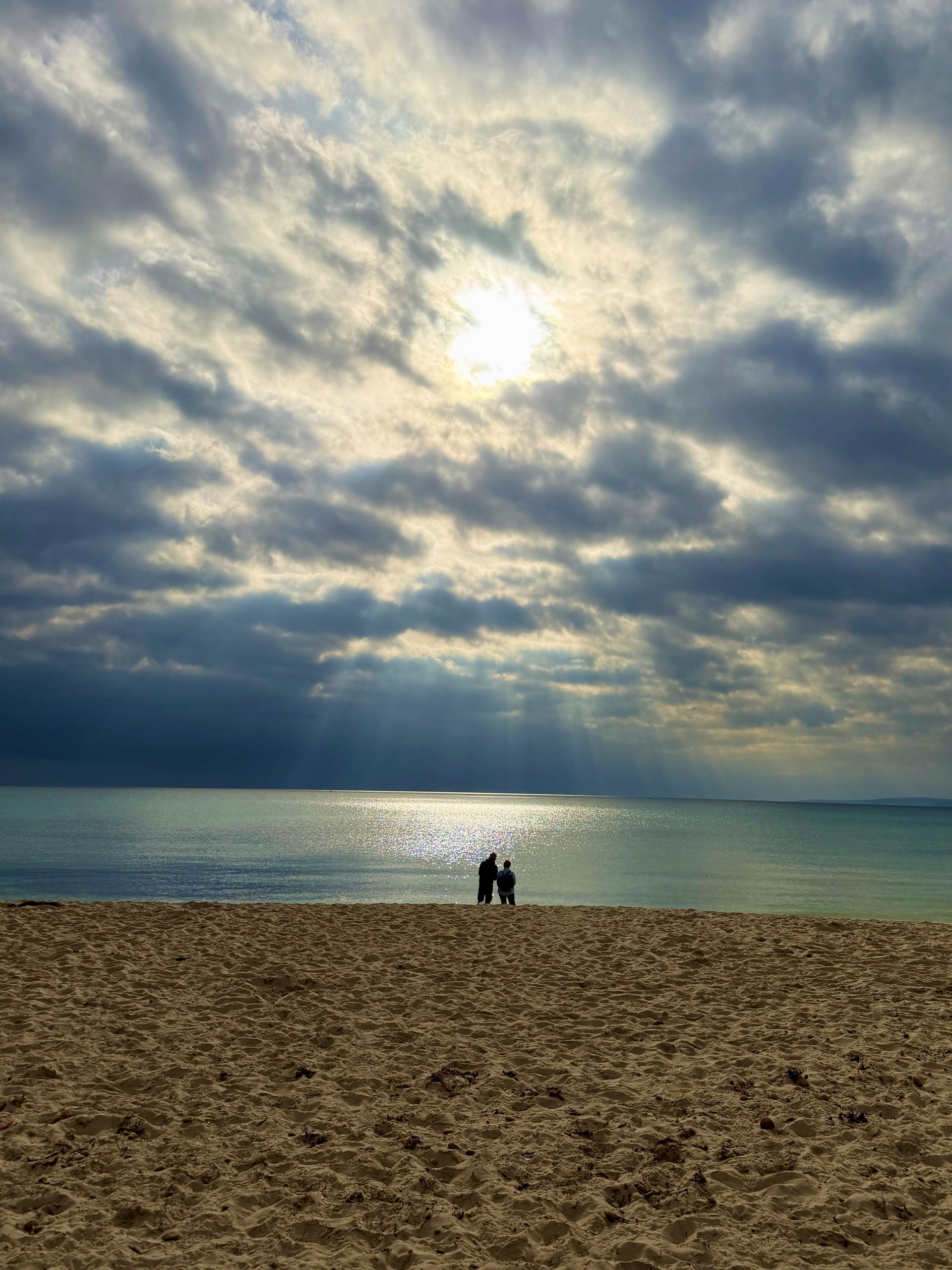 Sonnenstrahlen über dem Strand von Mallorca