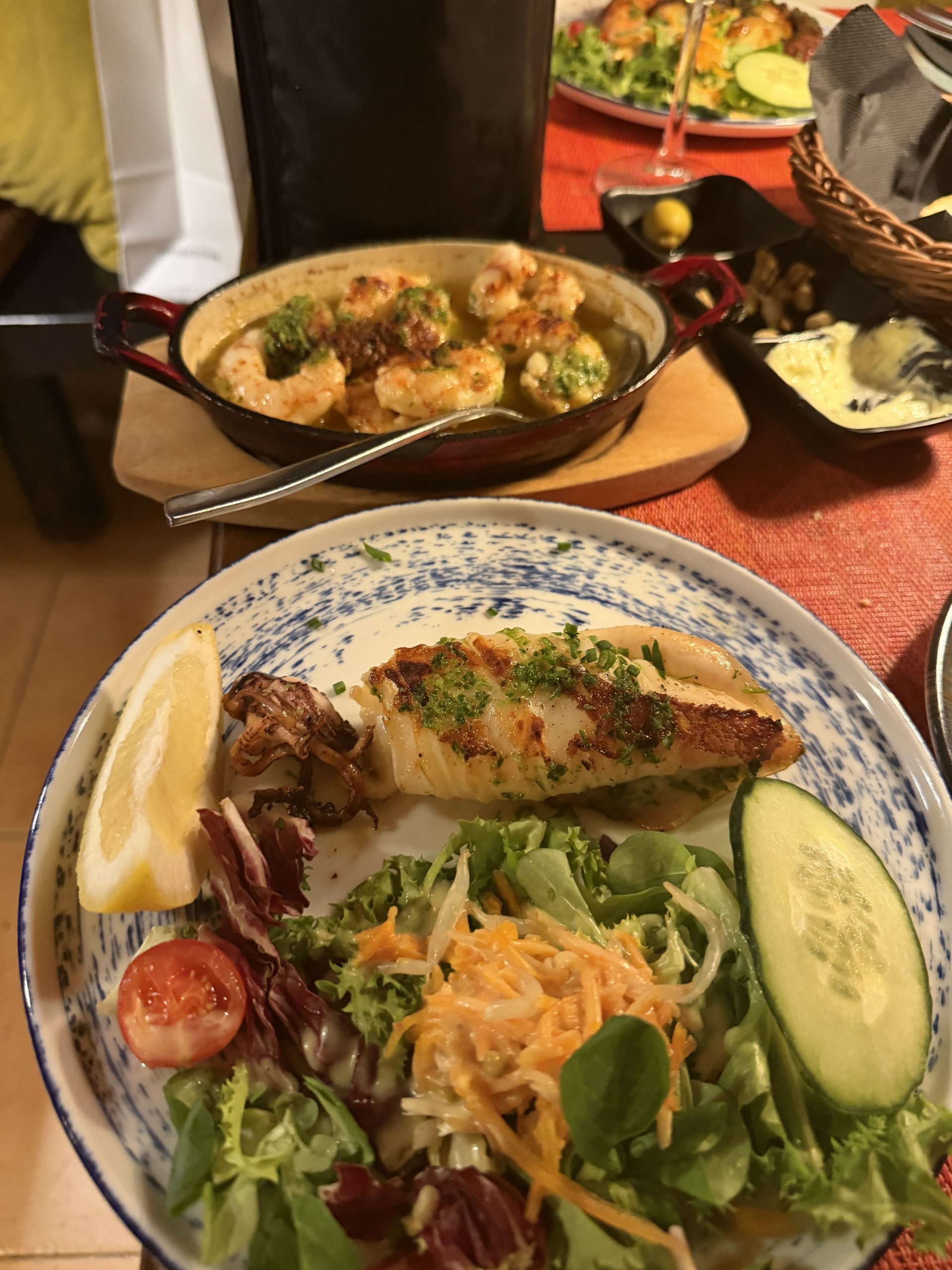 Gegrilltes Fischfilet mit grüner Kräutersauce, Salat und Knoblauchgarnelen auf Mallorca