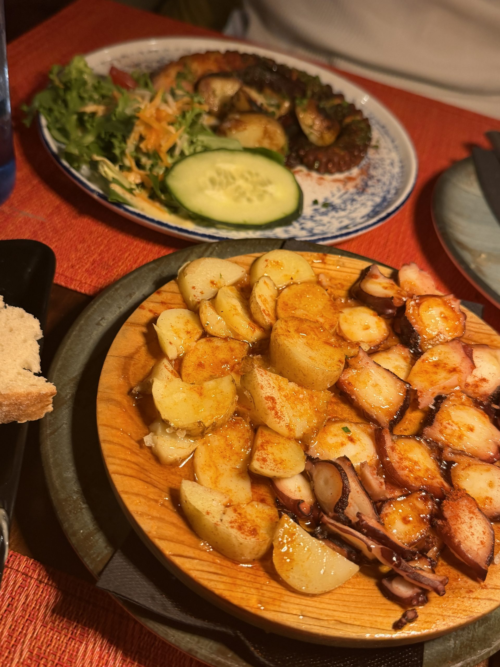 Pulpo mit kleinen Kartoffeln, Olivenöl und Paprika auf Mallorca