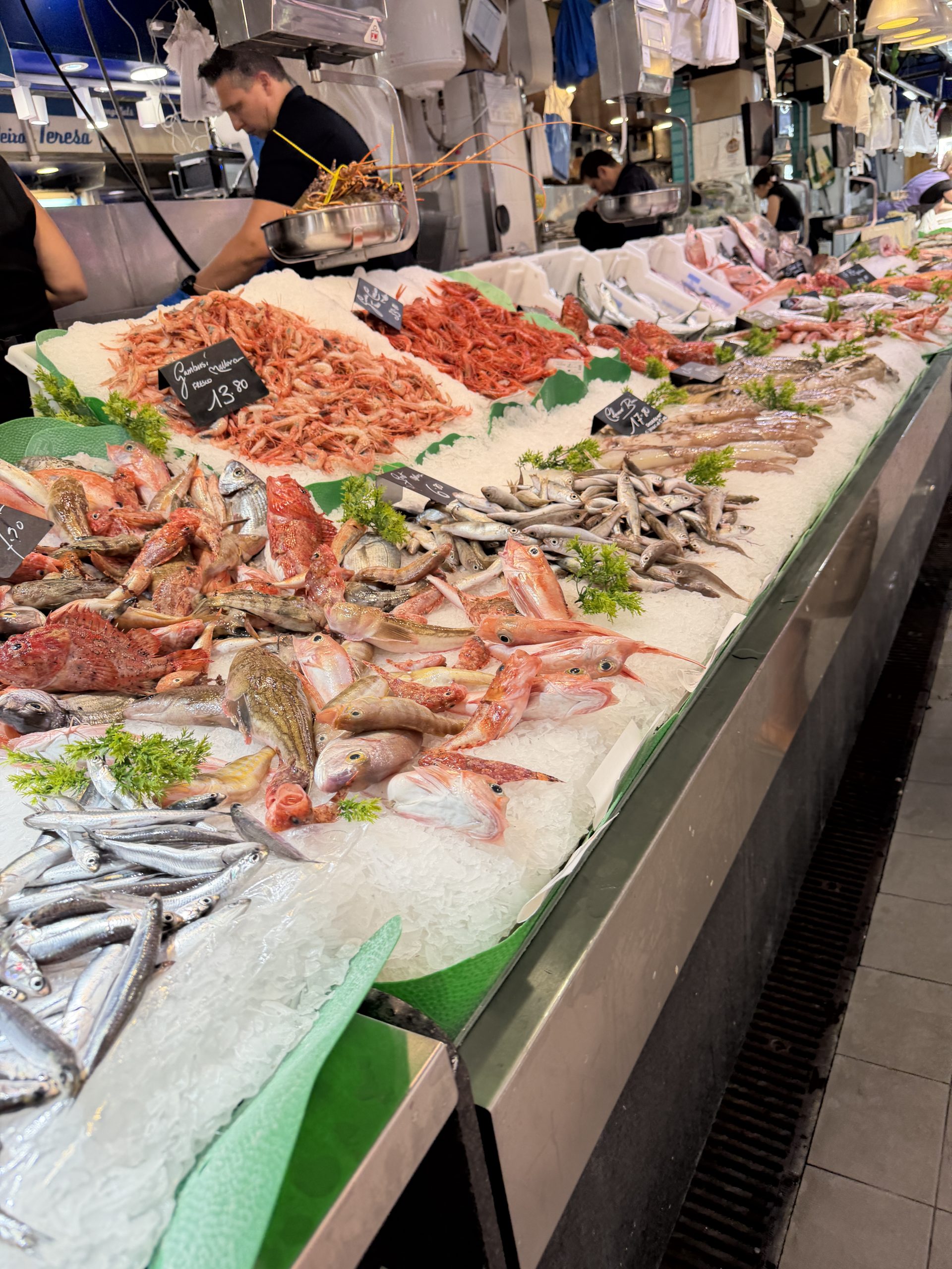 Marktstand mit Garnelen, Fisch und Tintenfisch in Palma de Mallorca